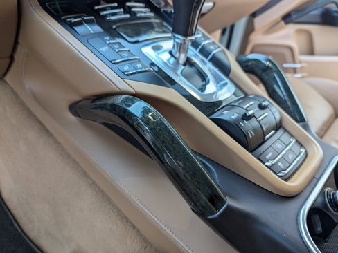 Used 2011 Porsche Cayenne Turbo image 30