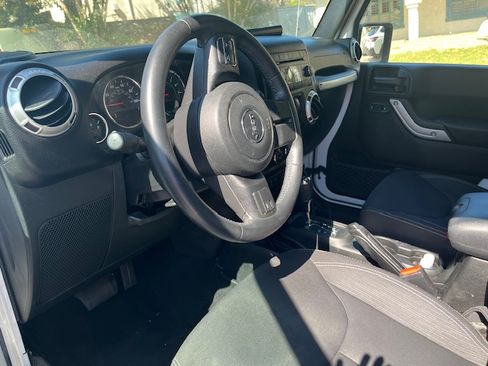 Used 2017 Jeep Wrangler Sahara image 11