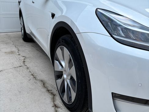 Used 2022 Tesla Model Y Long Range image 9