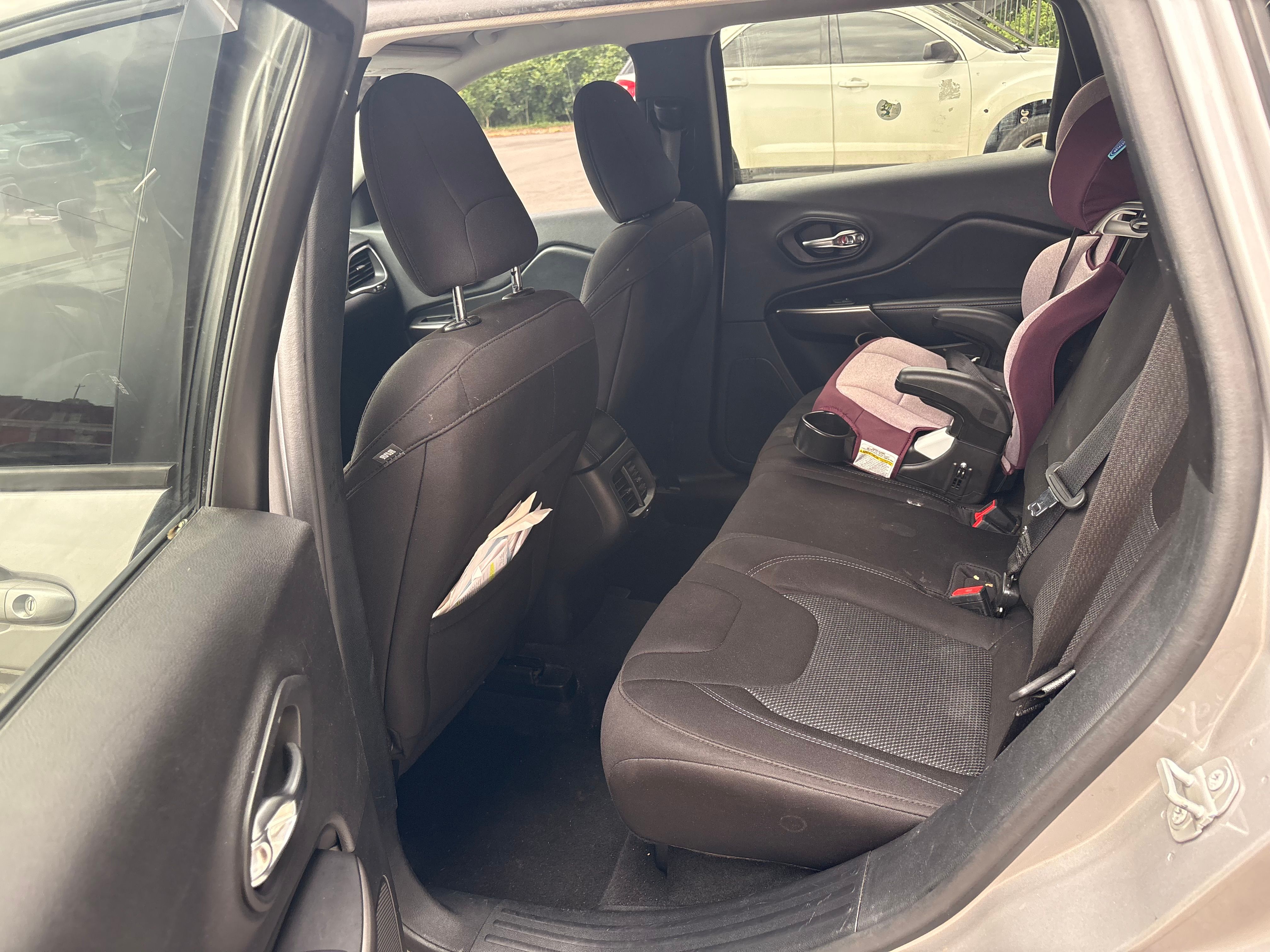 Used 2020 Jeep Cherokee Latitude FWD image 12