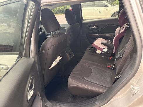 Used 2020 Jeep Cherokee Latitude FWD image 12