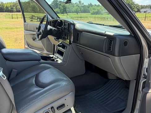 Used 2005 Chevrolet Avalanche Z66 w/ Sun And Sound Package RWD image 8