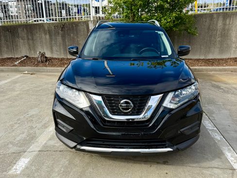 Used 2019 Nissan Rogue SV image 1