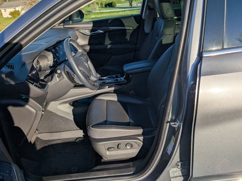 Used 2021 Buick Envision Essence w/ Technology Package I AWD/4WD image 2