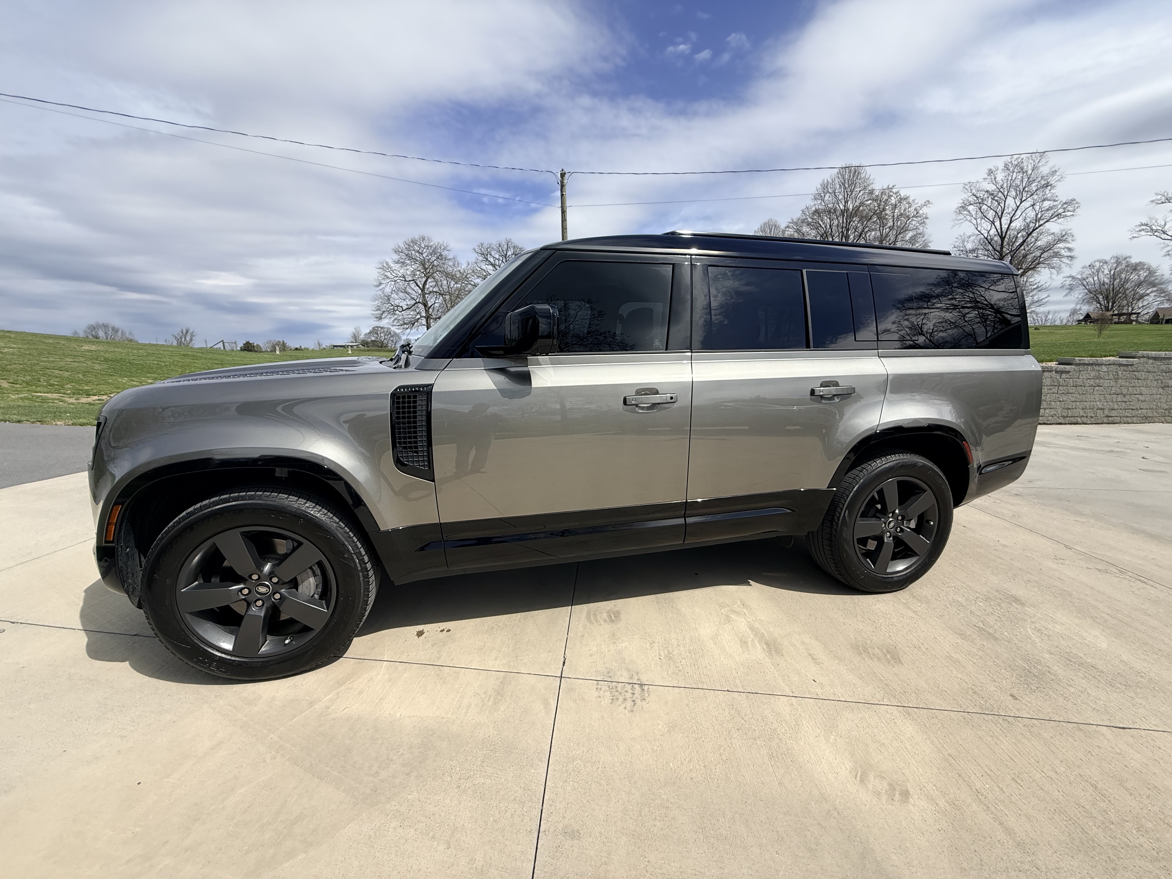 Used 2025 Land Rover Defender 130 X-Dynamic SE AWD/4WD image 1
