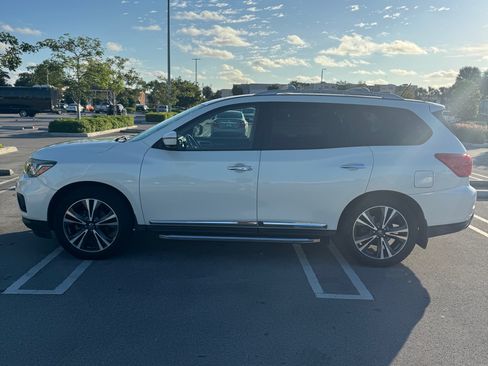 Used 2018 Nissan Pathfinder Platinum image 2