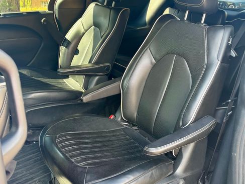 Used 2019 Chrysler Pacifica Limited w/ Advanced Safetytec Group FWD image 20