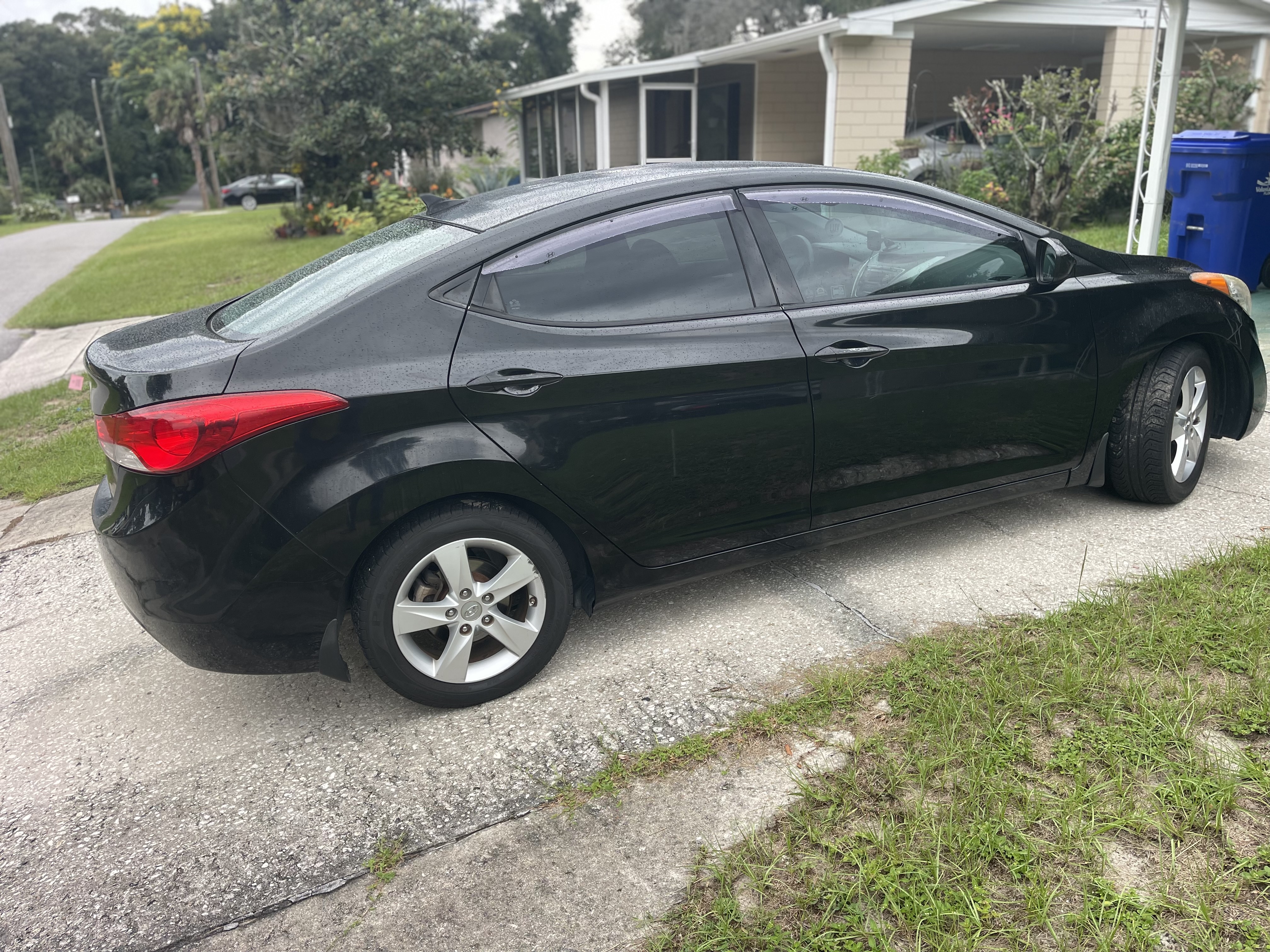 Used 2013 Hyundai Elantra GLS w/ Preferred Pkg FWD image 2