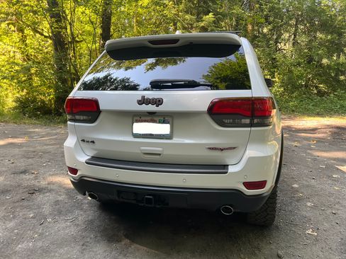 Used 2017 Jeep Grand Cherokee Trailhawk w/ Trailhawk Luxury Group AWD/4WD image 5
