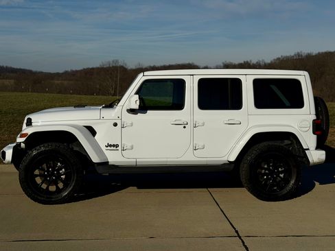 Used 2022 Jeep Wrangler Unlimited Sahara image 6