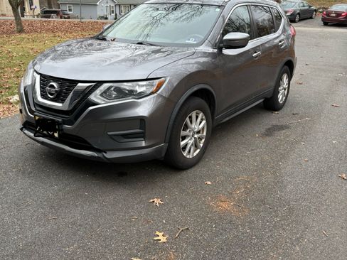 Used 2017 Nissan Rogue SV image 1