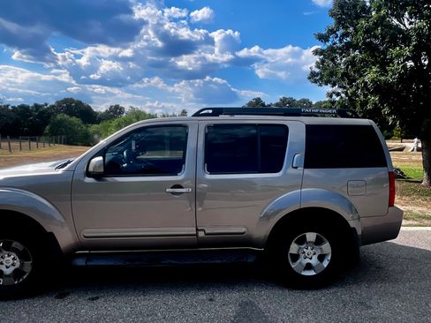 Used 2006 Nissan Pathfinder SE image 1
