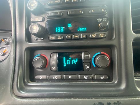 Used 2005 Chevrolet Suburban LT w/ Preferred Equipment Group image 12