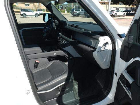 Used 2023 Land Rover Defender 110 S image 28