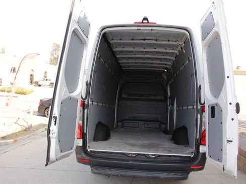 Used 2021 Freightliner Sprinter 2500 image 9