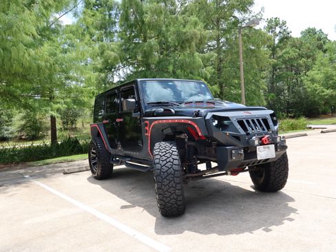 Used 2015 Jeep Wrangler Unlimited Sahara AWD/4WD image 2
