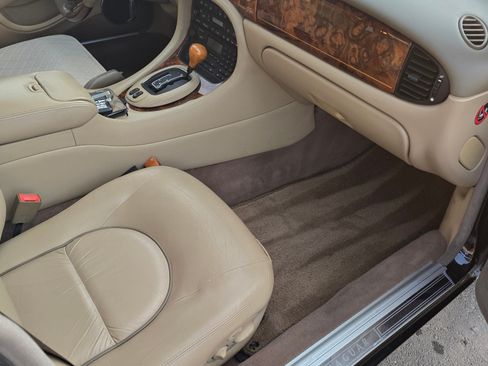 Used 1999 Jaguar XJ8 L image 10