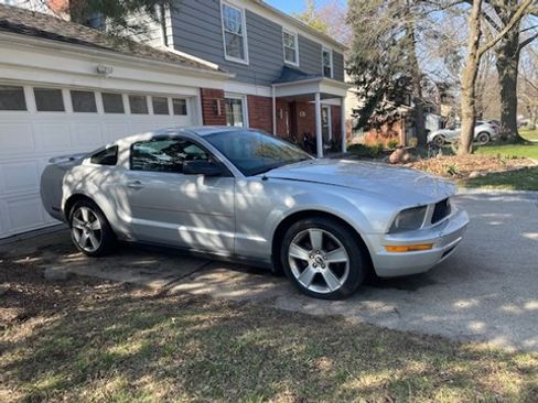 Used 2006 Ford Mustang Coupe image 2