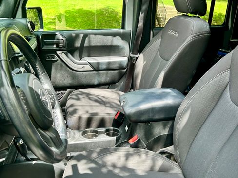 Used 2017 Jeep Wrangler Unlimited Sahara image 11