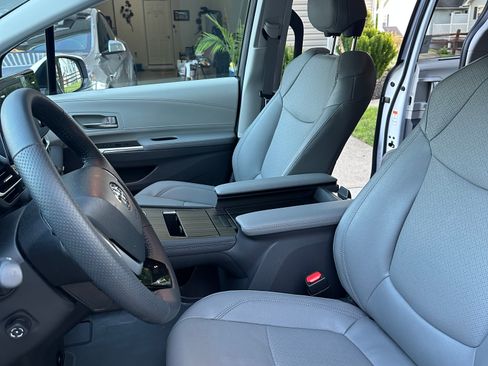 Used 2023 Toyota Sienna Limited AWD/4WD image 5