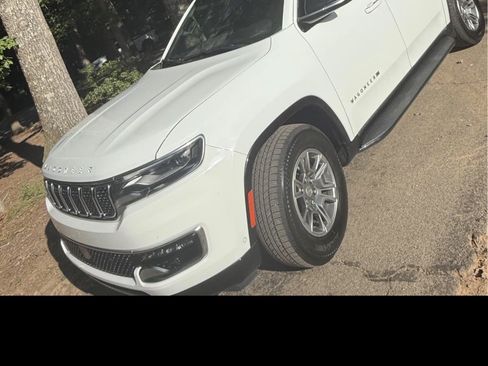 Used 2023 Jeep Wagoneer L 2WD image 4