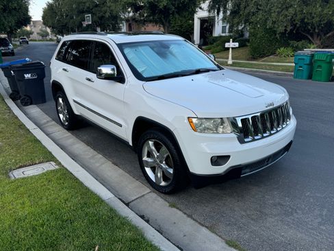 Used 2013 Jeep Grand Cherokee Overland w/ Advance Technology Group image 2