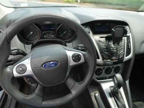 Used 2014 Ford Focus SE w/ SE Winter Package FWD image 14