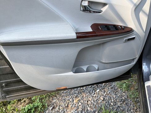 Used 2012 Toyota Venza Limited FWD image 2
