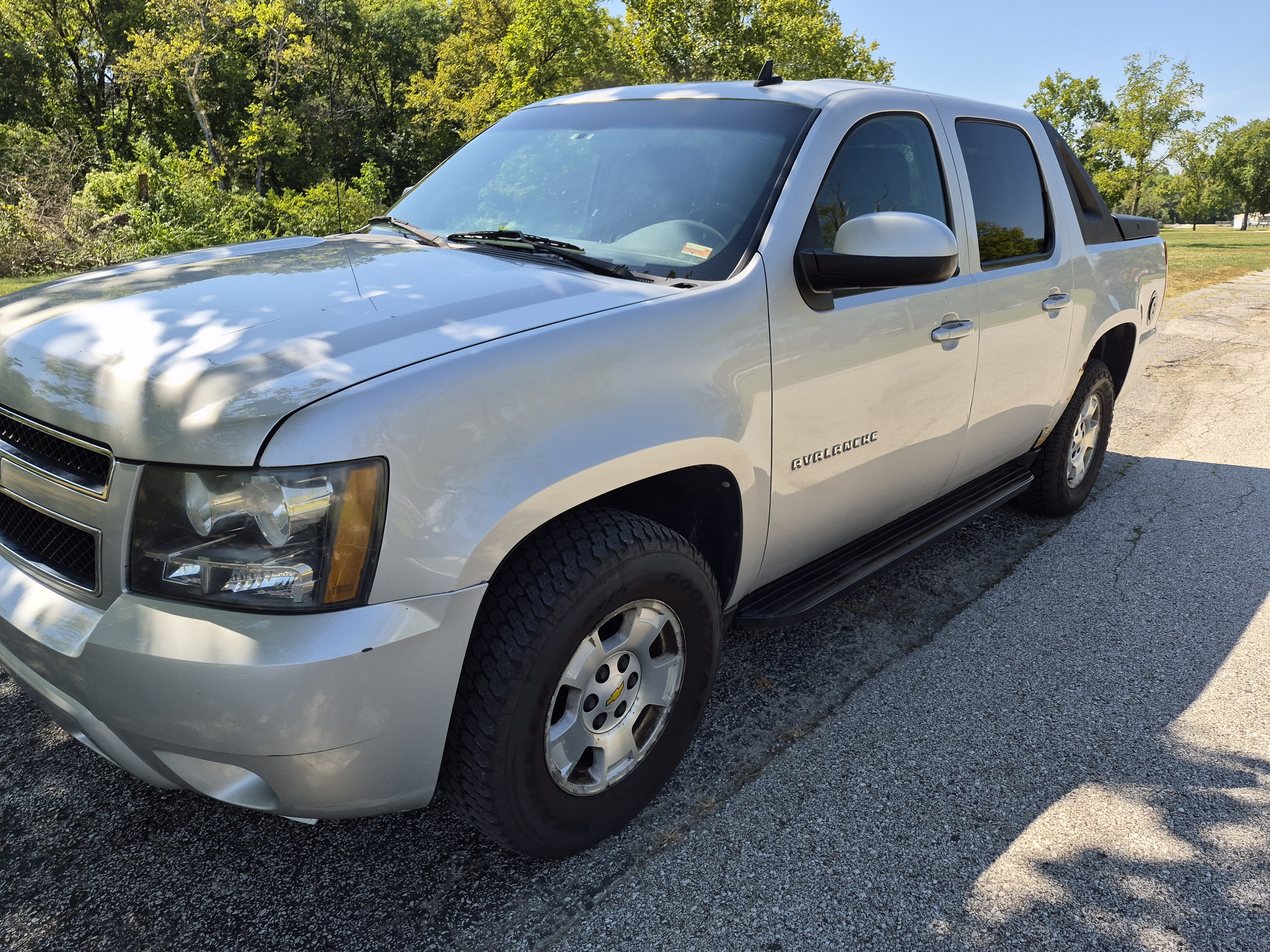 Used 2010 Chevrolet Avalanche LS w/ Interior Plus Package AWD/4WD image 6
