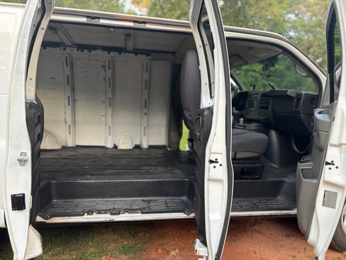 Used 2015 Chevrolet Express 2500 image 4
