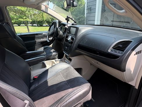 Used 2014 Chrysler Town & Country Touring-L FWD image 11