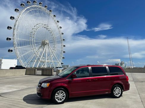 Used 2018 Dodge Grand Caravan SXT image 1