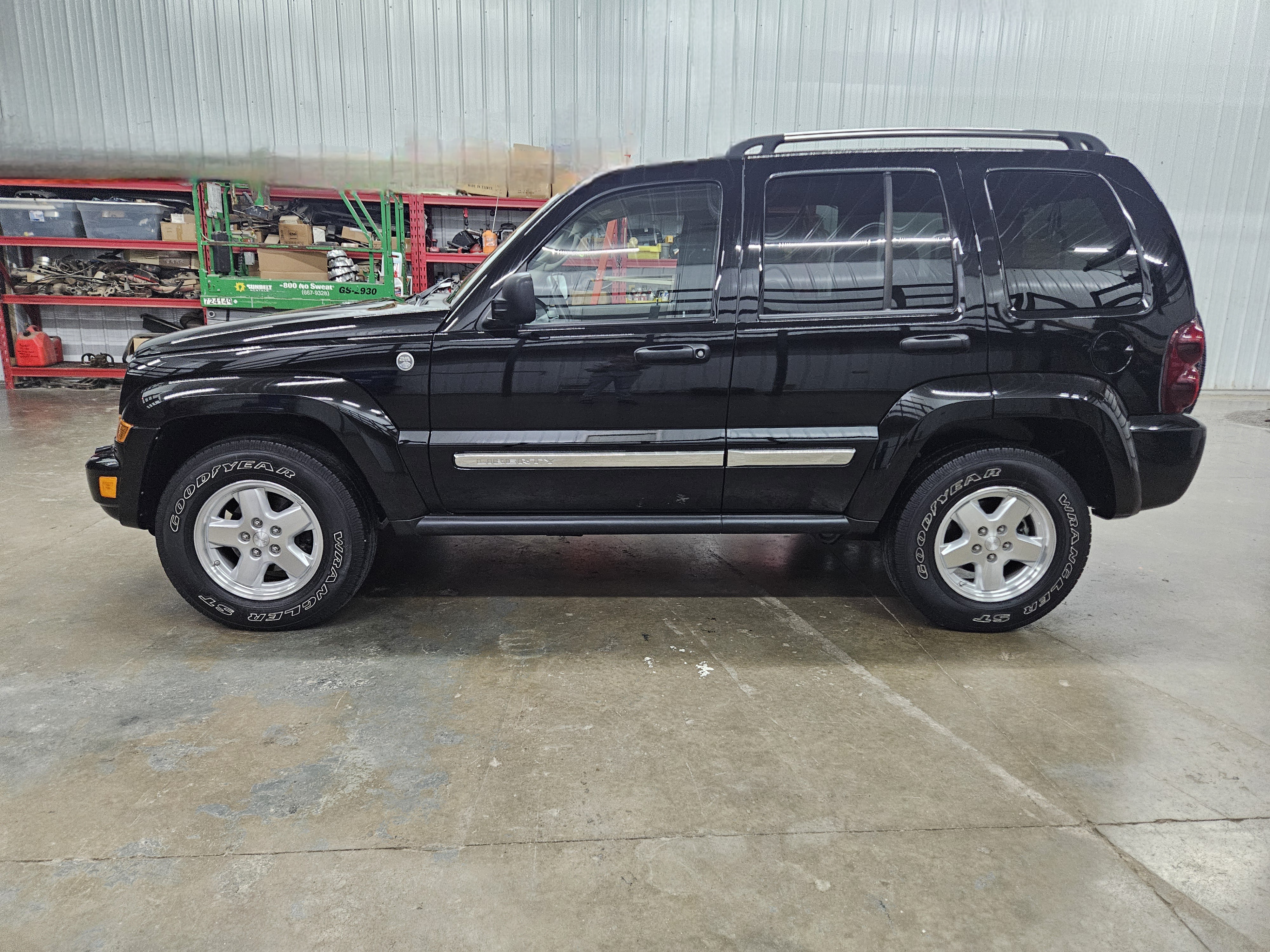 Used 2005 Jeep Liberty Limited AWD/4WD image 2