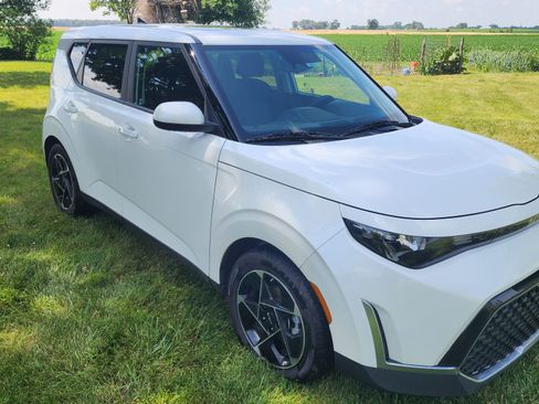 Used 2023 Kia Soul EX FWD image 2