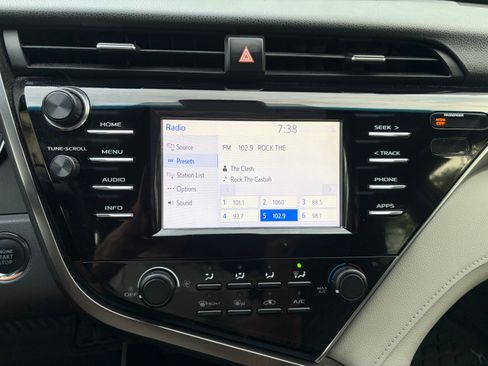 Used 2018 Toyota Camry LE w/ Convenience Package FWD image 12