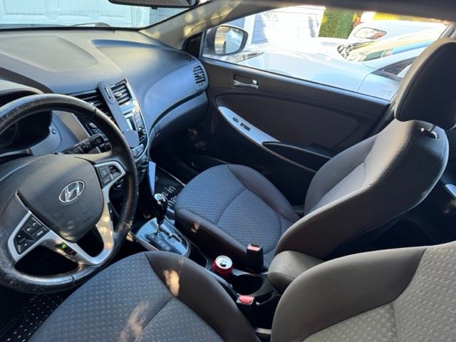 Used 2012 Hyundai Accent SE FWD image 2
