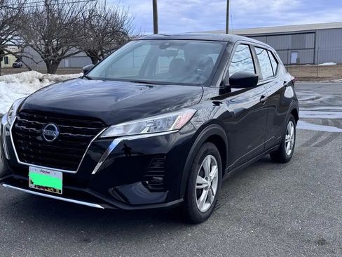 Used 2021 Nissan Kicks S image 1