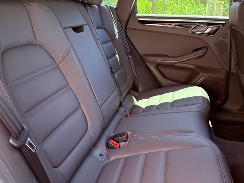 Used 2025 Porsche Macan image 9