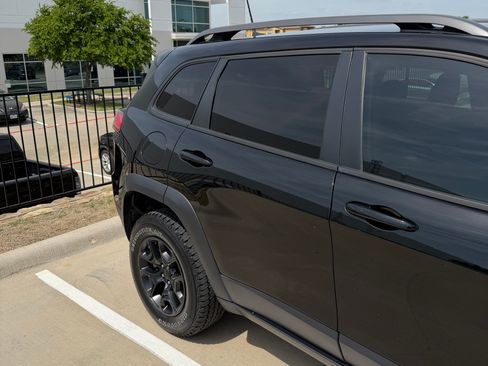 Used 2021 Jeep Cherokee Trailhawk AWD/4WD image 4