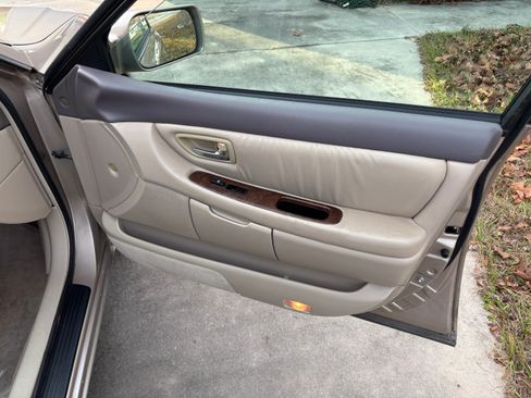 Used 2001 Toyota Avalon XLS image 10