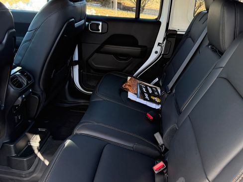 Used 2025 Jeep Wrangler Unlimited Sahara image 18