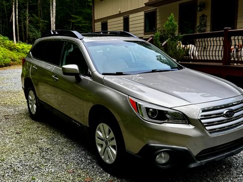 Used 2015 Subaru Outback 2.5i Premium AWD/4WD image 2