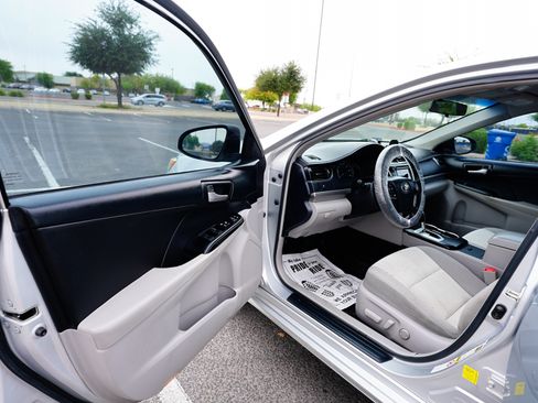 Used 2014 Toyota Camry LE image 11