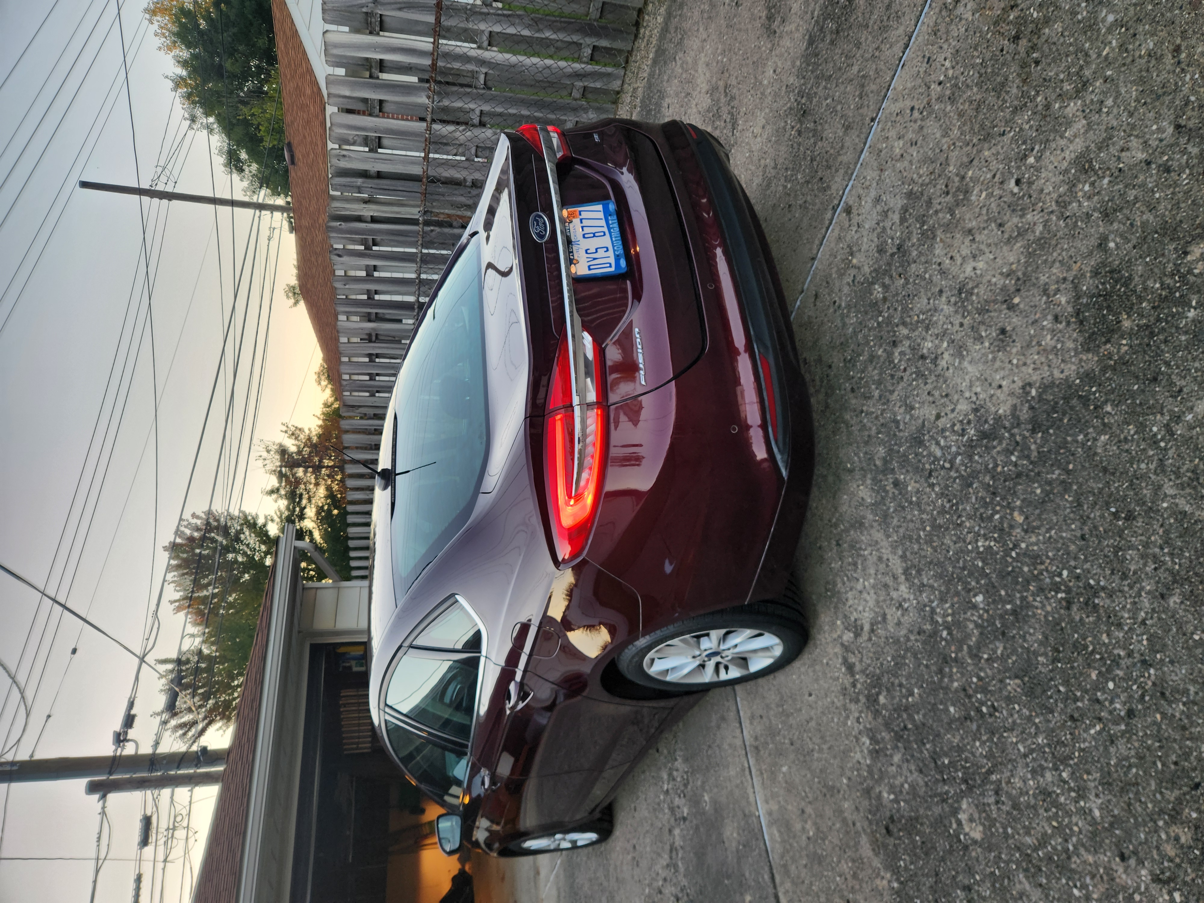 Used 2017 Ford Fusion SE w/ Fusion SE Technology Package FWD image 4