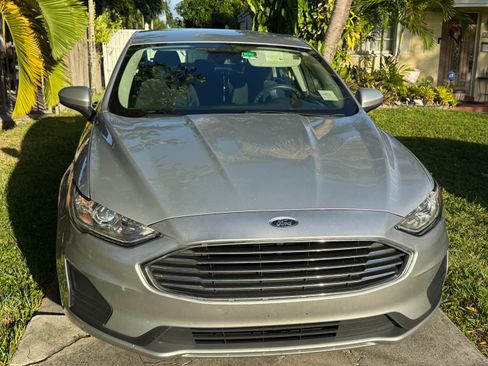 Used 2019 Ford Fusion SE image 2