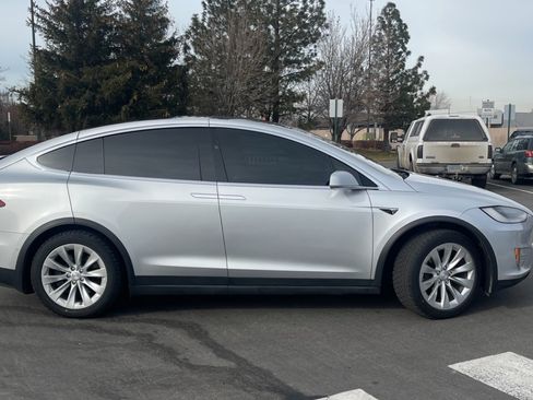 Used 2018 Tesla Model X 75D image 4