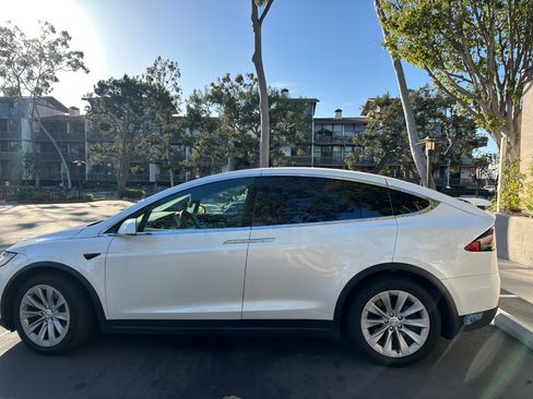 Used 2020 Tesla Model X Long Range image 9