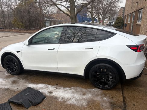 Used 2022 Tesla Model Y Long Range AWD/4WD image 2