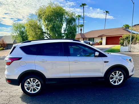 Used 2018 Ford Escape SE FWD image 6