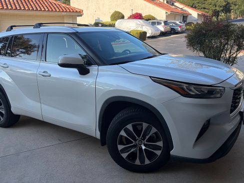 Used 2020 Toyota Highlander XLE AWD/4WD image 6